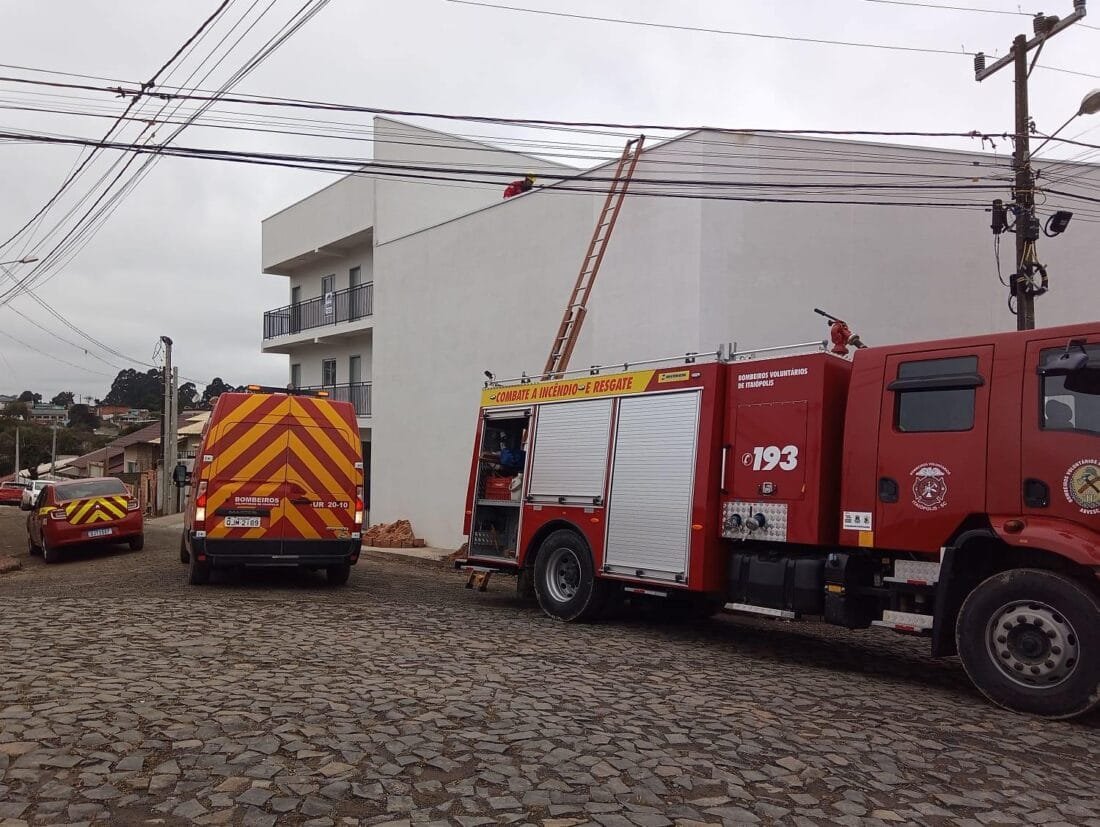 Pintor sofre queimaduras graves em Itaiópolis ao encostar na rede