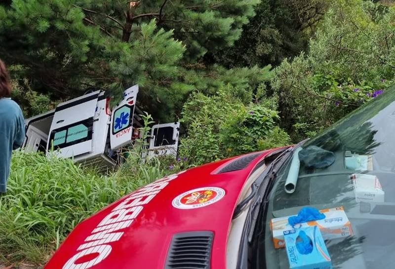 Ambulância capota e cai em ribanceira na BR 280 em Rio Negrinho