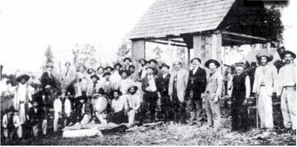 Grupo de autoridades em Santa Cruz de Canoinhas, poucos dias antes do ataque dos guerrilheiros (1914).