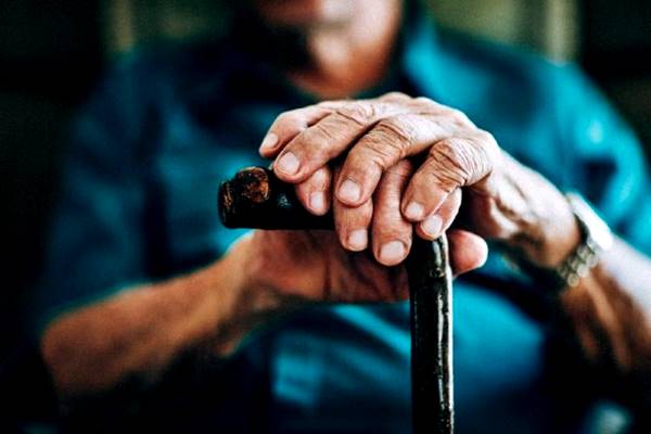 homem segurando bengala