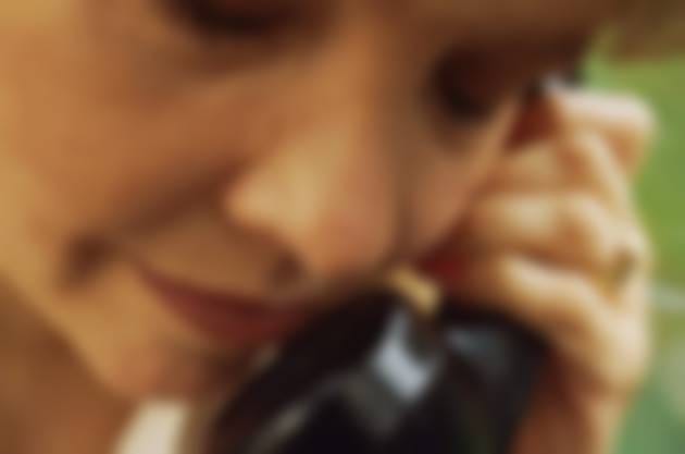 mulher ligando para a policia