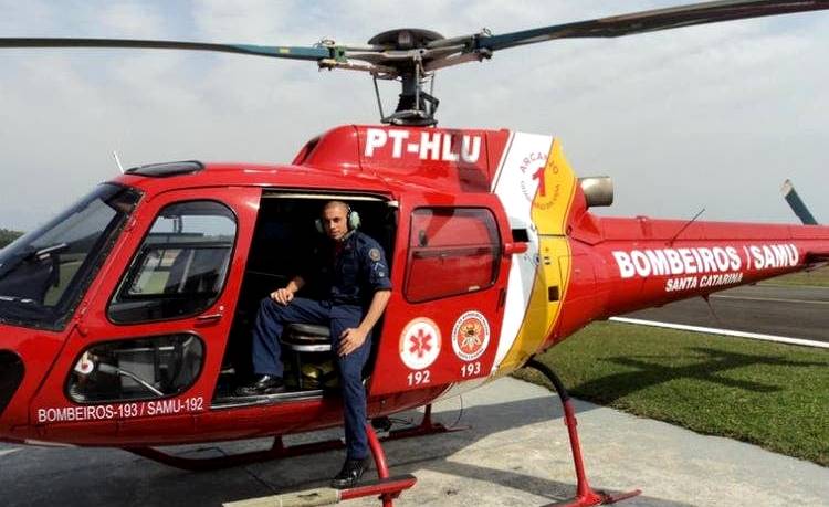 bombeiro em um helicoptero