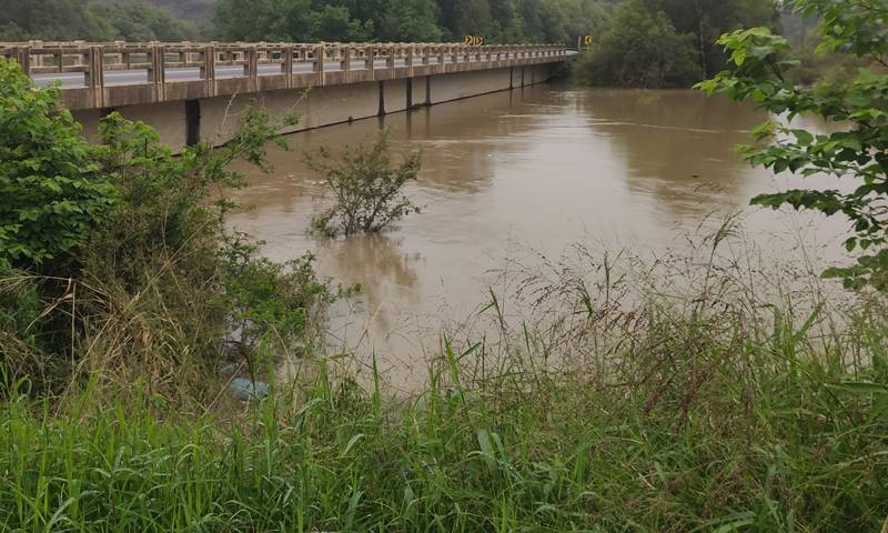 Rio Canoinhas sob a ponte da BR-280