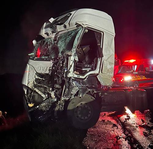 Colisão frontal entre dois caminhões deixa um morto e um ferido grave na SC-416, em Garuva.